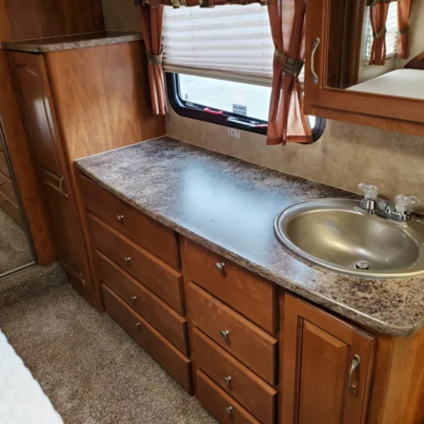 RV05 – Keystone Raptor Toy Hauler 40-Foot 5th Wheel - Image 8