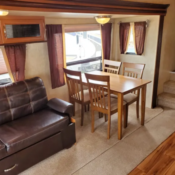 RV02 – Forest River Wildwood 26-Foot 5th Wheel - Image 4