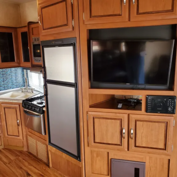 RV02 – Forest River Wildwood 26-Foot 5th Wheel - Image 11