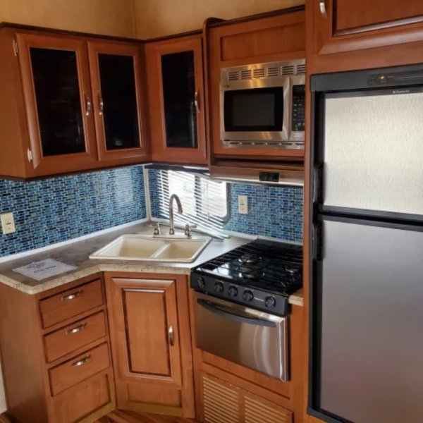 RV02 – Forest River Wildwood 26-Foot 5th Wheel - Image 6