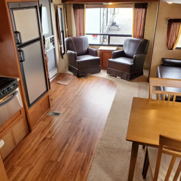 RV02 – Forest River Wildwood 26-Foot 5th Wheel - Image 4