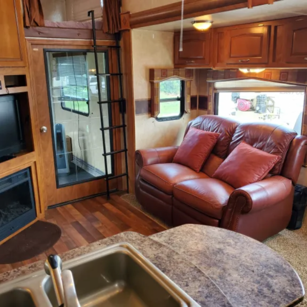 RV05 – Keystone Raptor Toy Hauler 40-Foot 5th Wheel - Image 4