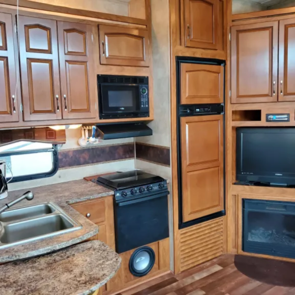 RV05 – Keystone Raptor Toy Hauler 40-Foot 5th Wheel - Image 5