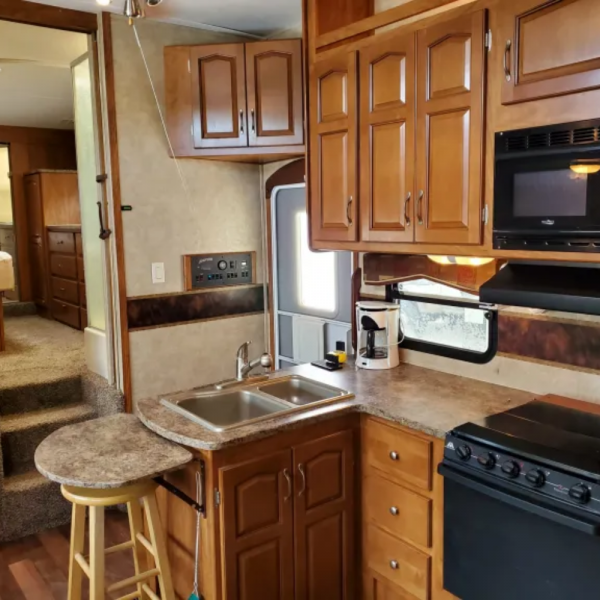 RV05 – Keystone Raptor Toy Hauler 40-Foot 5th Wheel - Image 6